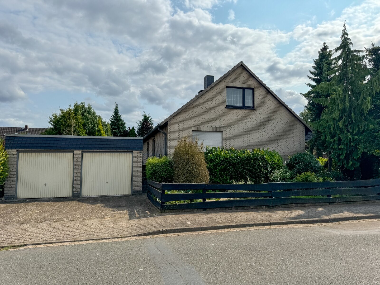 Vollkeller, Doppelgarage & Ausbaureserve: EFH in ruhiger Lage Vollkeller, Doppelgarage & Ausbaureserve: EFH in ruhiger Lage