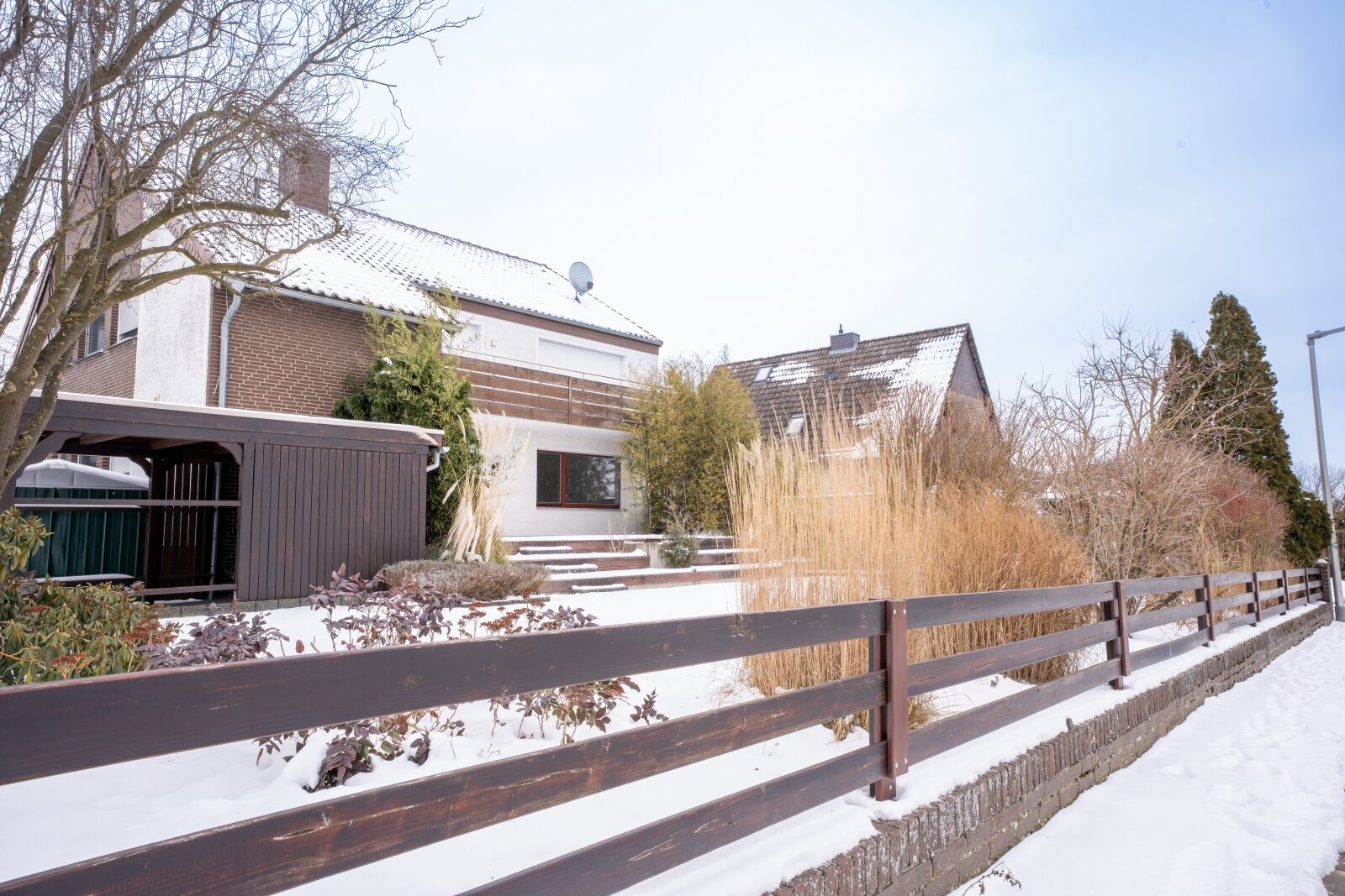 Bezugsfreies Zweifamilienhaus in Mellendorf – 2 sanierte Wohnungen mit Balkon, Terrasse, Vollkeller & Garage Bezugsfreies Zweifamilienhaus in Mellendorf – 2 sanierte Wohnungen mit Balkon, Terrasse, Vollkeller & Garage