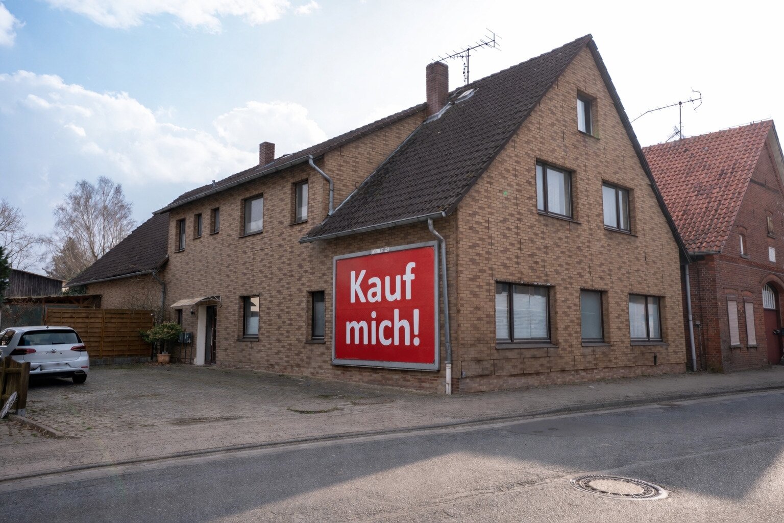 Provisionsfrei – Zweifamilienhaus mit Scheune, Garagen und viel Potenzial im Zentrum von Hagenburg Provisionsfrei – Zweifamilienhaus mit Scheune, Garagen und viel Potenzial im Zentrum von Hagenburg