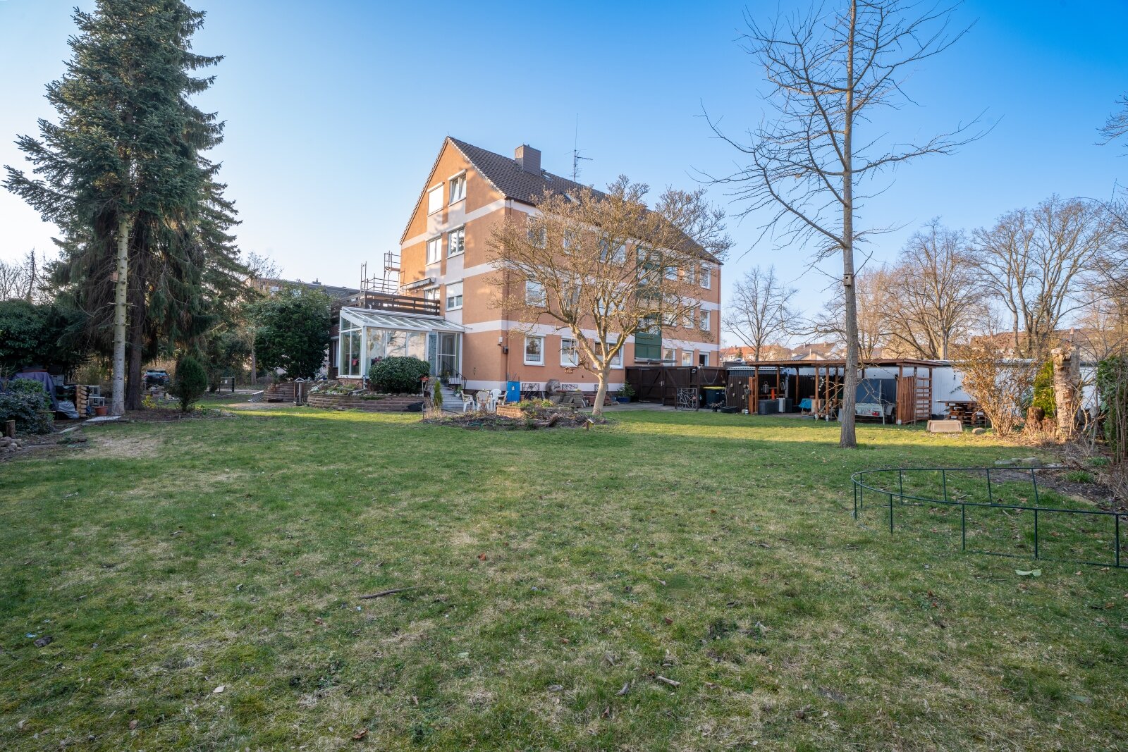 Gepflegtes Mehrfamilienhaus mit 7 Wohnungen, 5 Garagen und großzügigem Grundstück Gepflegtes Mehrfamilienhaus mit 7 Wohnungen, 5 Garagen und großzügigem Grundstück