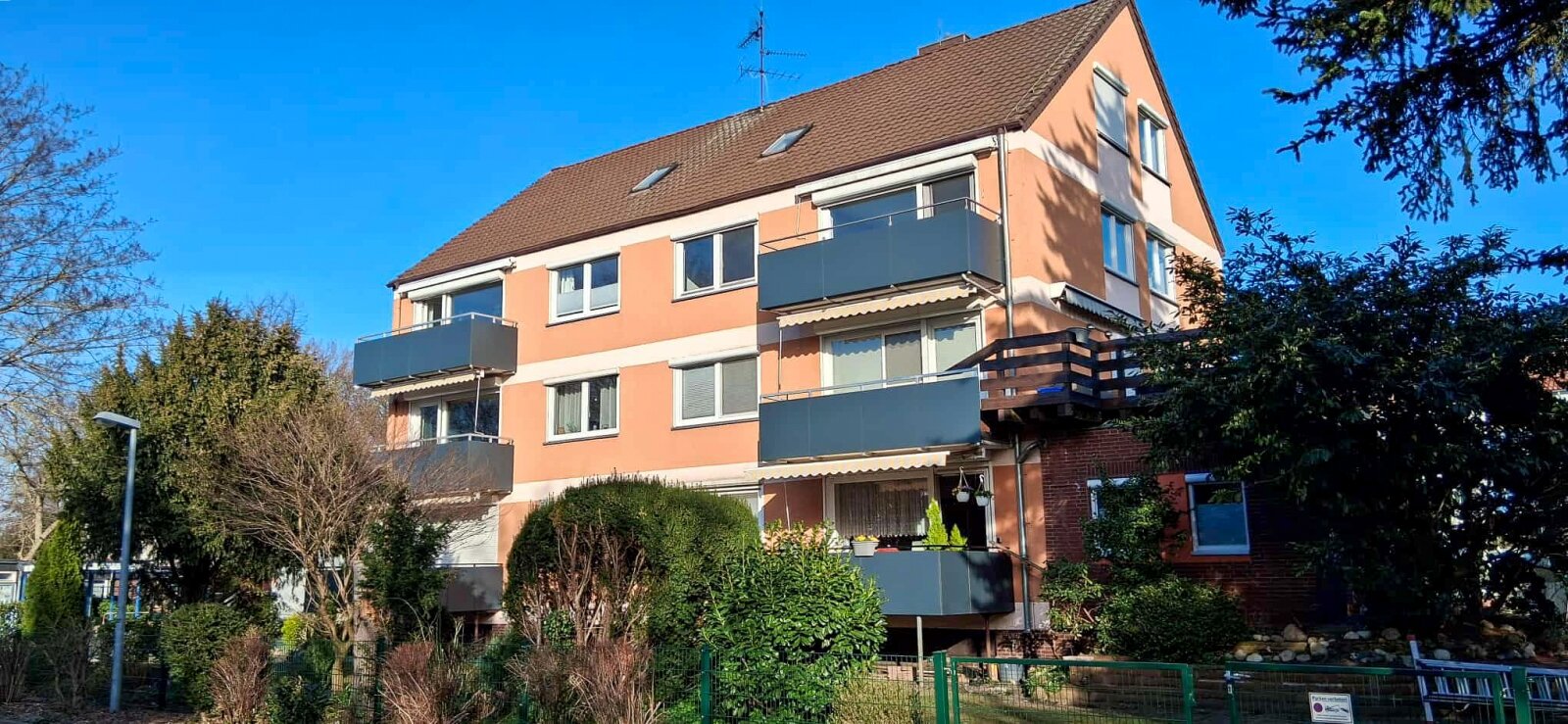 Gepflegtes Mehrfamilienhaus mit 7 Wohnungen, 5 Garagen und großzügigem Grundstück Gepflegtes Mehrfamilienhaus mit 7 Wohnungen, 5 Garagen und großzügigem Grundstück