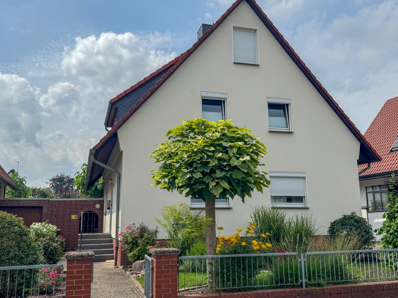 Helle 4-Zimmer-Wohnung mit großem Kellerraum in gepflegtem 3-Parteien-Haus Helle 4-Zimmer-Wohnung mit großem Kellerraum in gepflegtem 3-Parteien-Haus