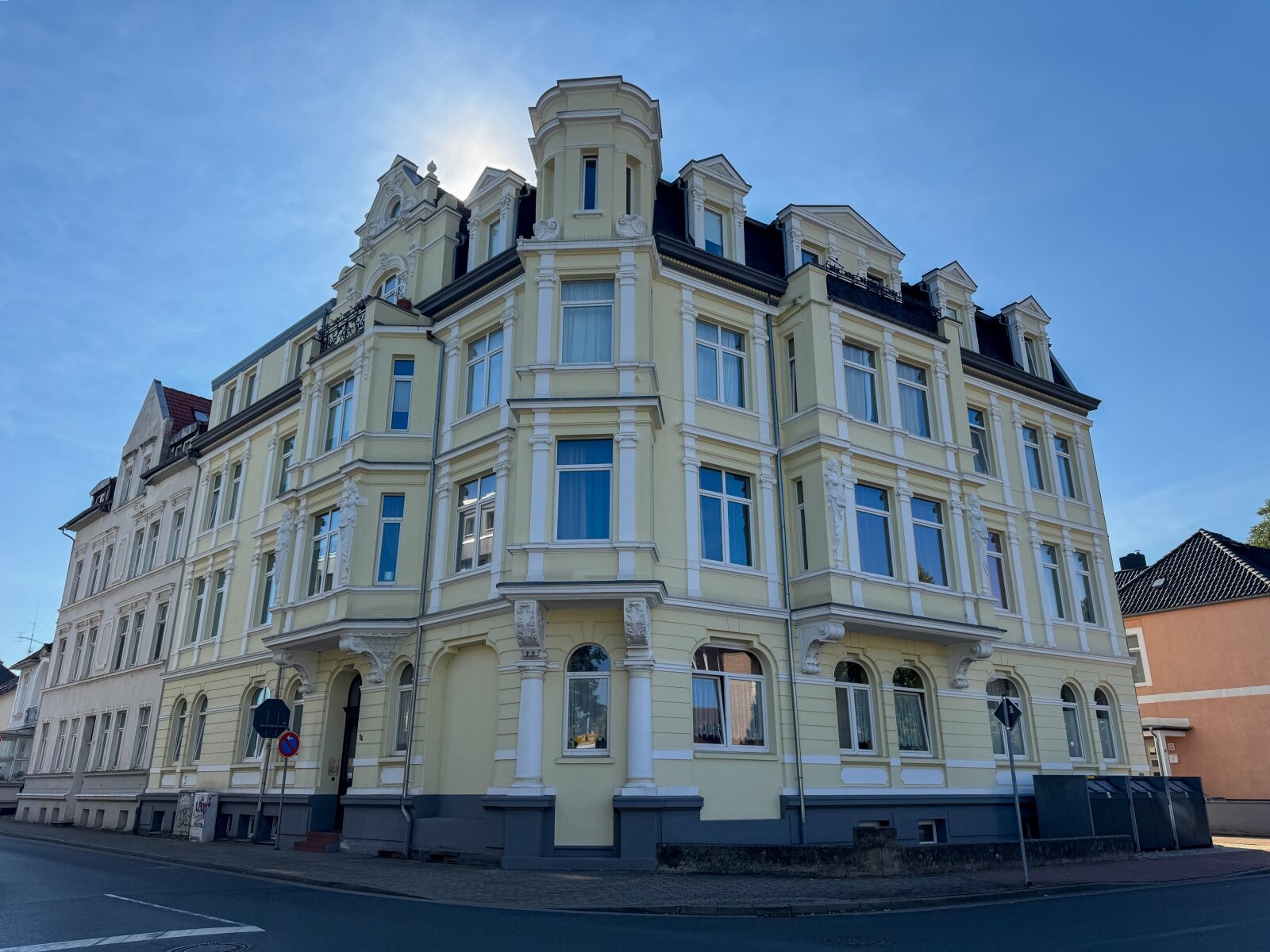 Charmante 3-Zimmer-Wohnung mit hohen Decken und eigenem Stellplatz Charmante 3-Zimmer-Wohnung mit hohen Decken und eigenem Stellplatz
